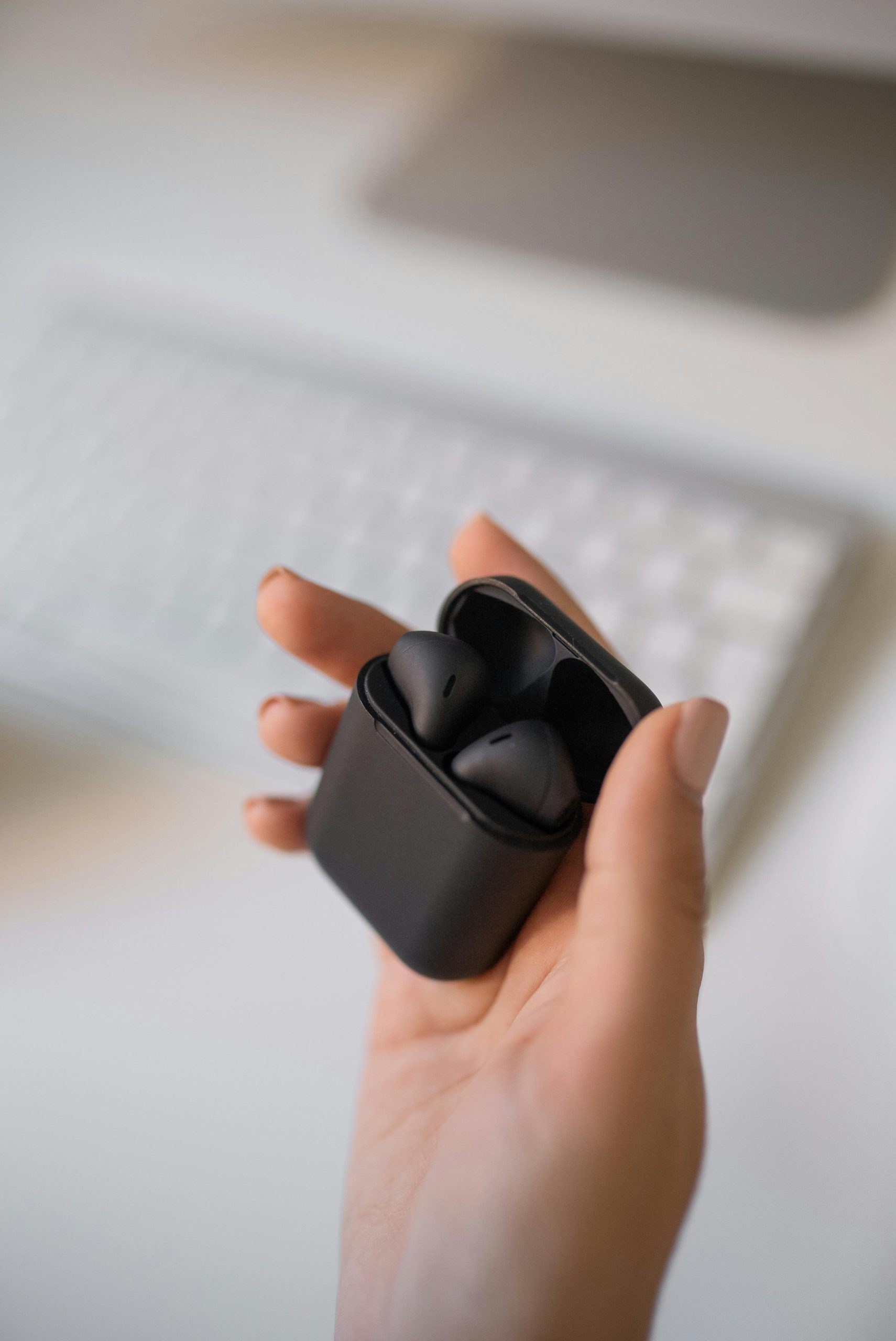 Wireless Earbuds & Headphones